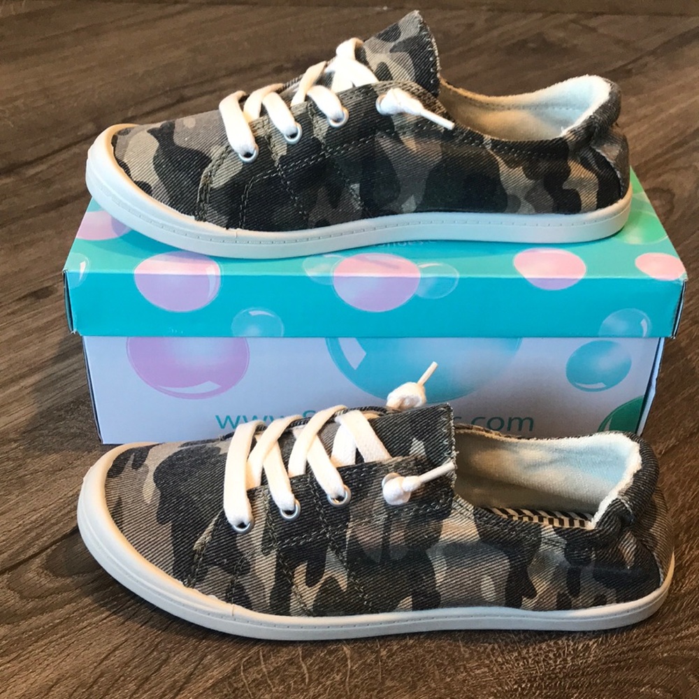 Soda tennis shoes